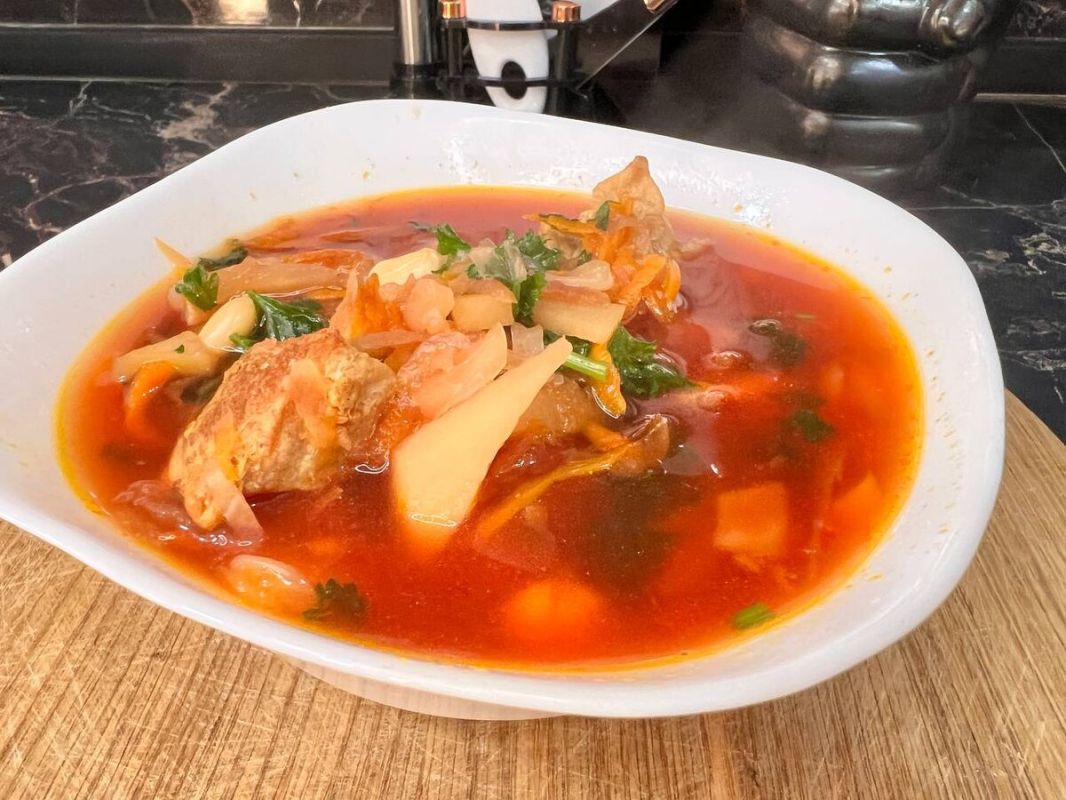 Утяжелённый вкус борща: как мясо и фасоль меняют привычный обед