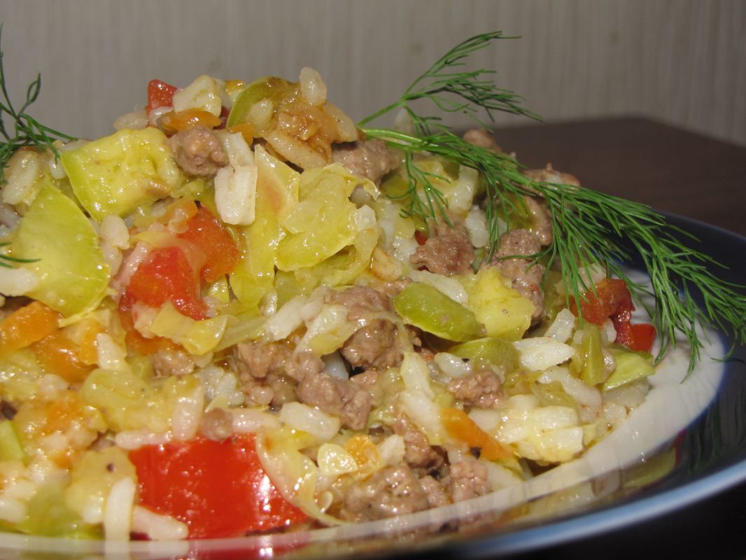 Сытное овощное рагу с фаршем: простой бюджетный обед на каждый день