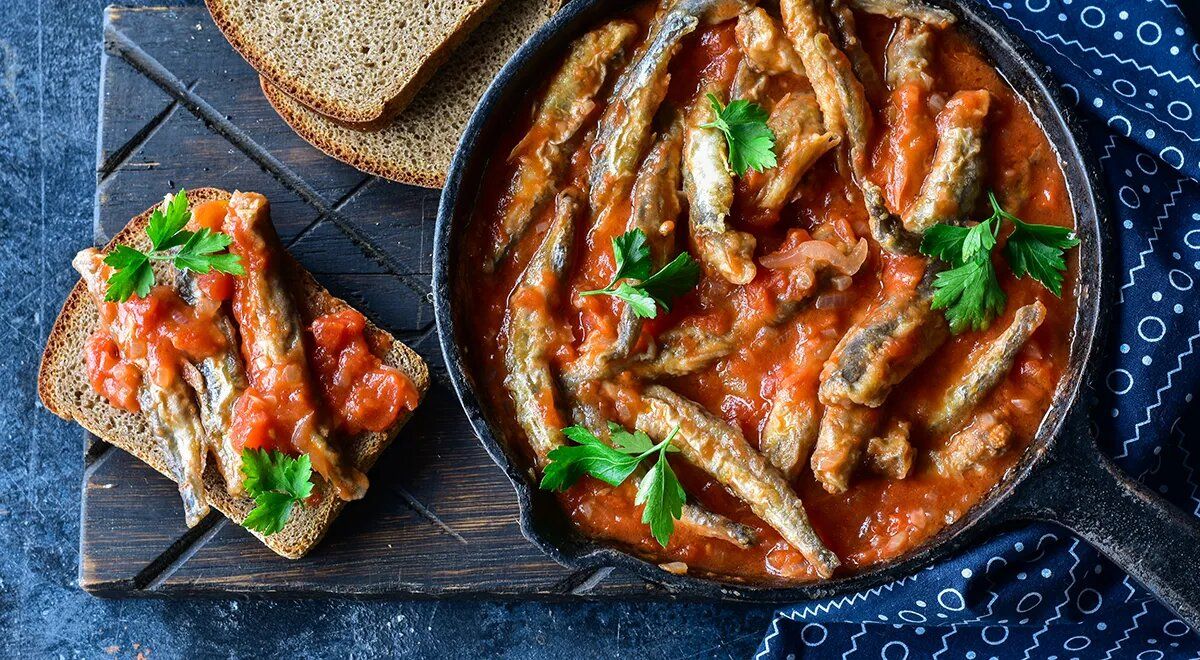 Как приготовить кильку в томатном соусе: простой способ получить хрустящую закуску