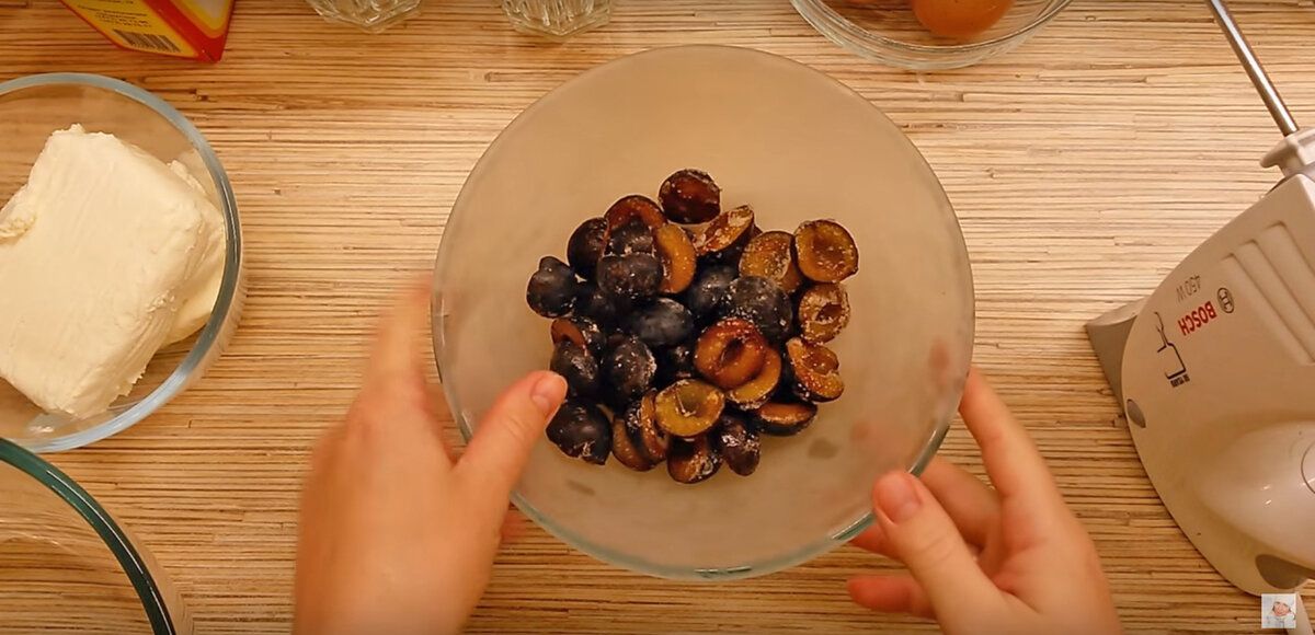 Нежный творожный пирог со сливами