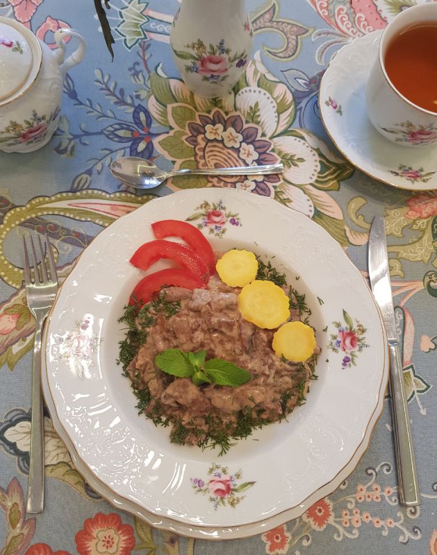 Нежный гуляш с шампиньонами и сливками: идеальное сочетание для ужина