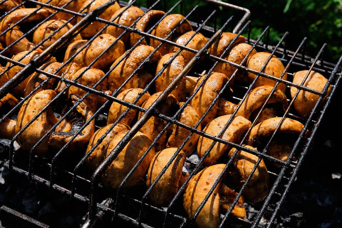 Шампиньоны на гриле: пикантное дополнение к вашему шашлыку