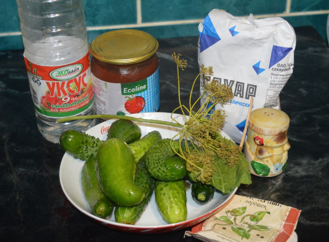 Необычные огурцы с укропом в томатном соусе: закрутка на зиму