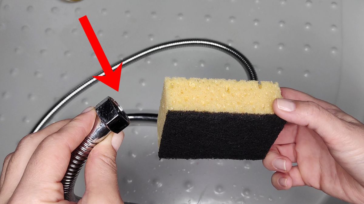 Простой трюк с губкой и шлангом: как быстро избавиться от налёта в душе