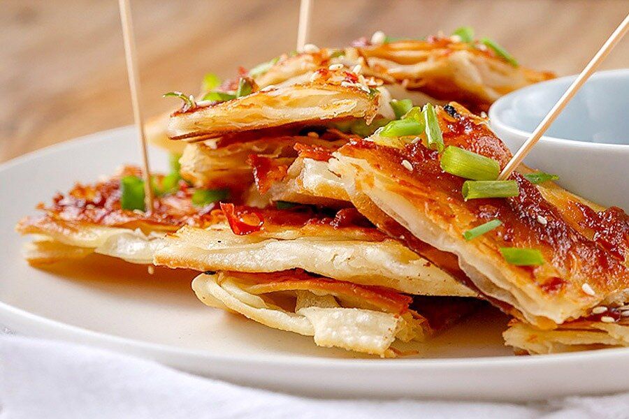 Слоеные блинчики с пряным соусом: кулинарный шедевр с китайским колоритом