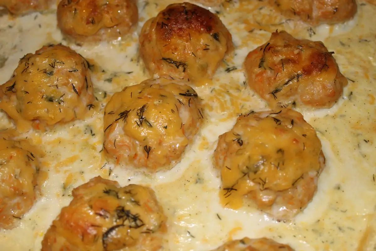 Нежная подливка на бульоне с сыром и сметаной для тефтелей и гарниров