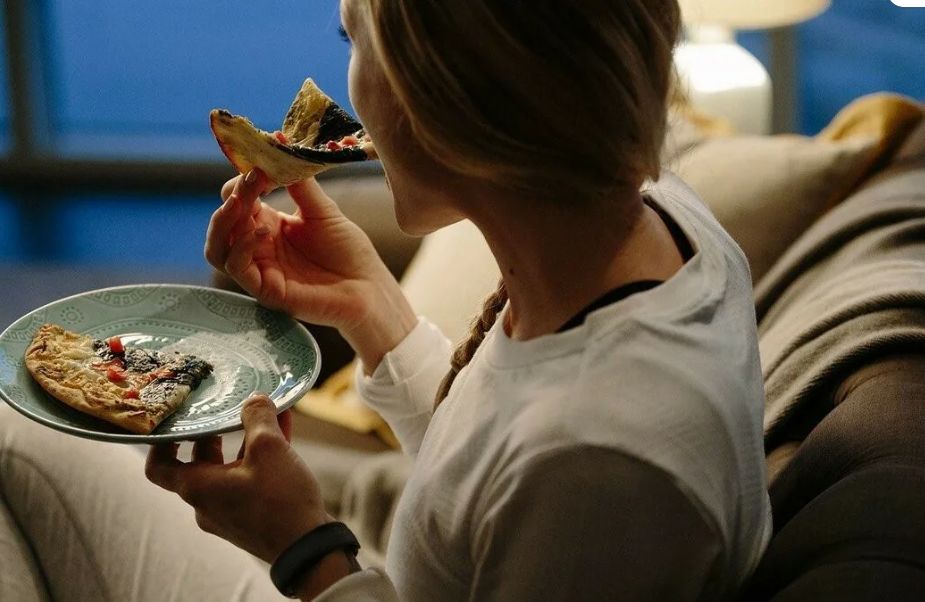 Как ночной аппетит и современные удобства меняют наше питание