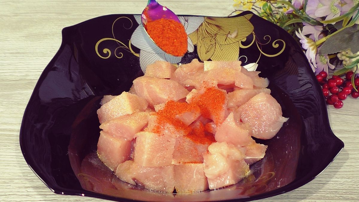 Вкуснейшее блюдо из куриного филе и свежих овощей: готовим в горшочках