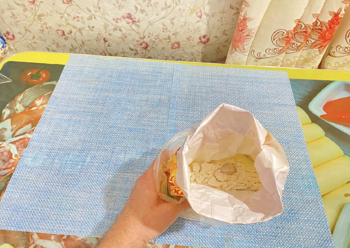 Чеснок в муке: как простой трюк помогает защитить продукты от вредителей