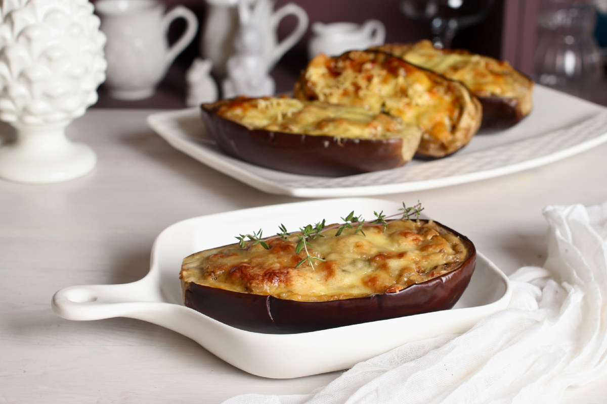 Нежные баклажаны «лодочки» с сыром и овощами
