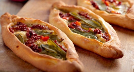 Откройте для себя турецкие кулинарные шедевры: лахмаджун и пиде