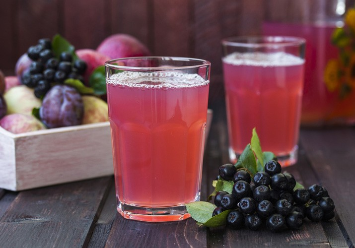 Яблочный компот с черноплодкой и мятой