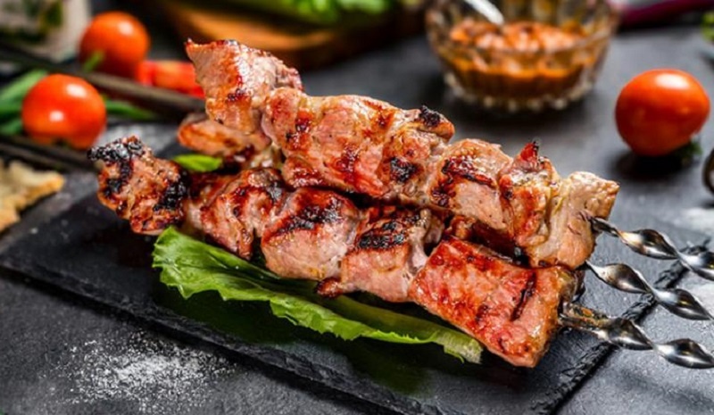 Шашлык в духовке: как получить атмосферу пикника прямо у себя дома