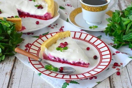 Восхитительный пирог с брусникой и сметаной: идеальный десерт для любого момента