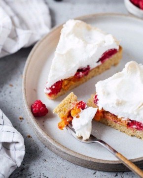 Восхитительный пирог с ягодами и безе: простой рецепт для уютного вечера