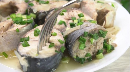 Скумбрия на луковой подушке: быстро, просто и невероятно вкусно