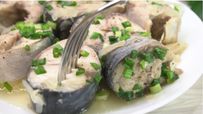 Скумбрия на луковой подушке: быстро, просто и невероятно вкусно