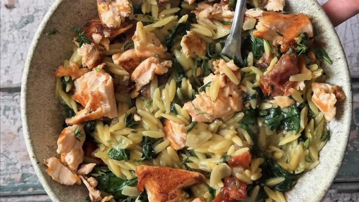 Сливочный орзо с лососем и шпинатом: уютный ужин за 30 минут