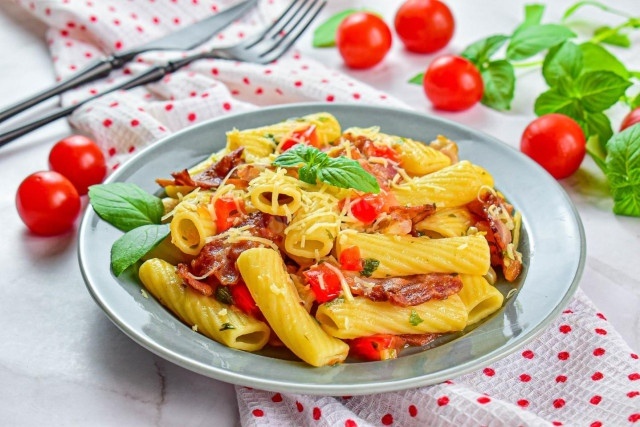 Простое и вкусное: макароны с беконом и сыром в одной сковороде