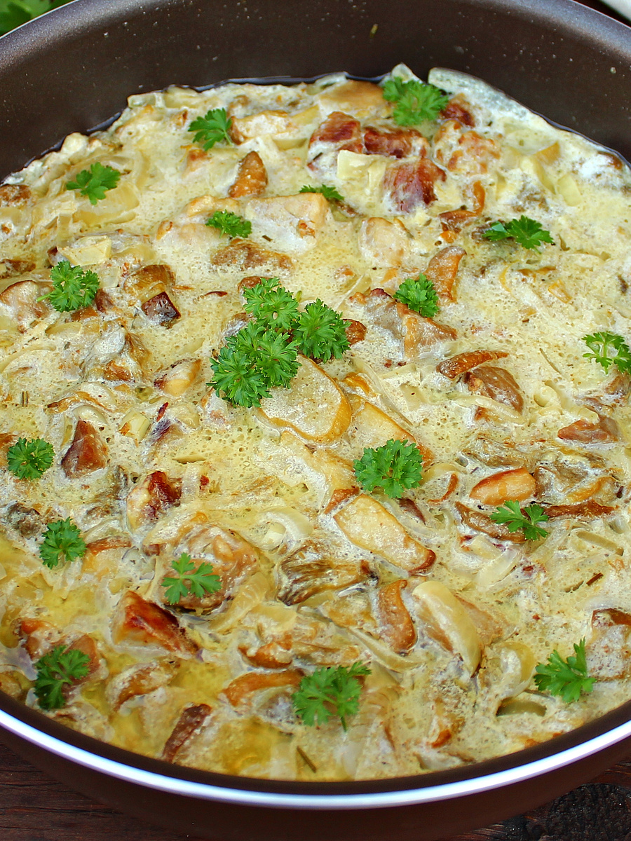 Мягкое мясо в сливочном соусе с грибами: идеальное блюдо для уютного ужина