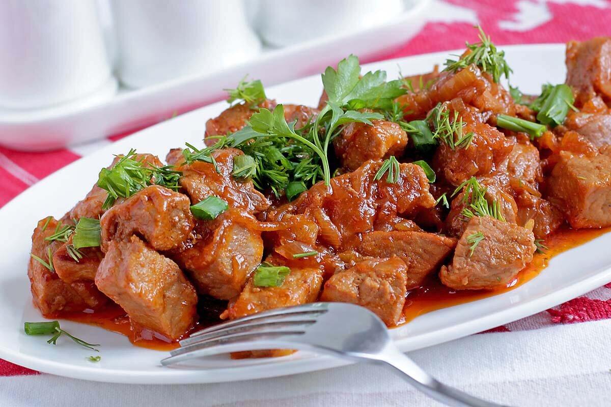 Как быстро и вкусно потушить свинину: 7 изумительных рецептов