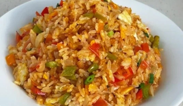 Жареный рис с овощами