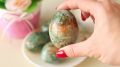 Необычные способы покраски яиц на Пасху с луком и каркаде