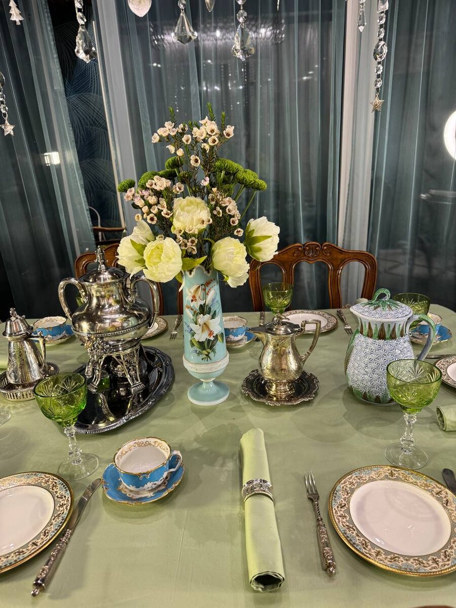 Голубой кувшин из каталога Кузнецова: символ весеннего настроения