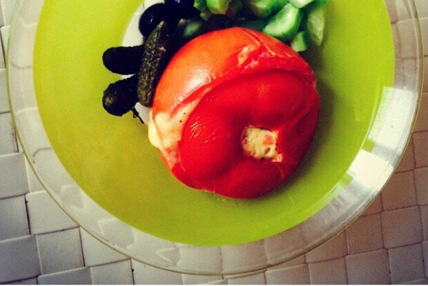 Яркое утреннее вдохновение: яичница в помидоре