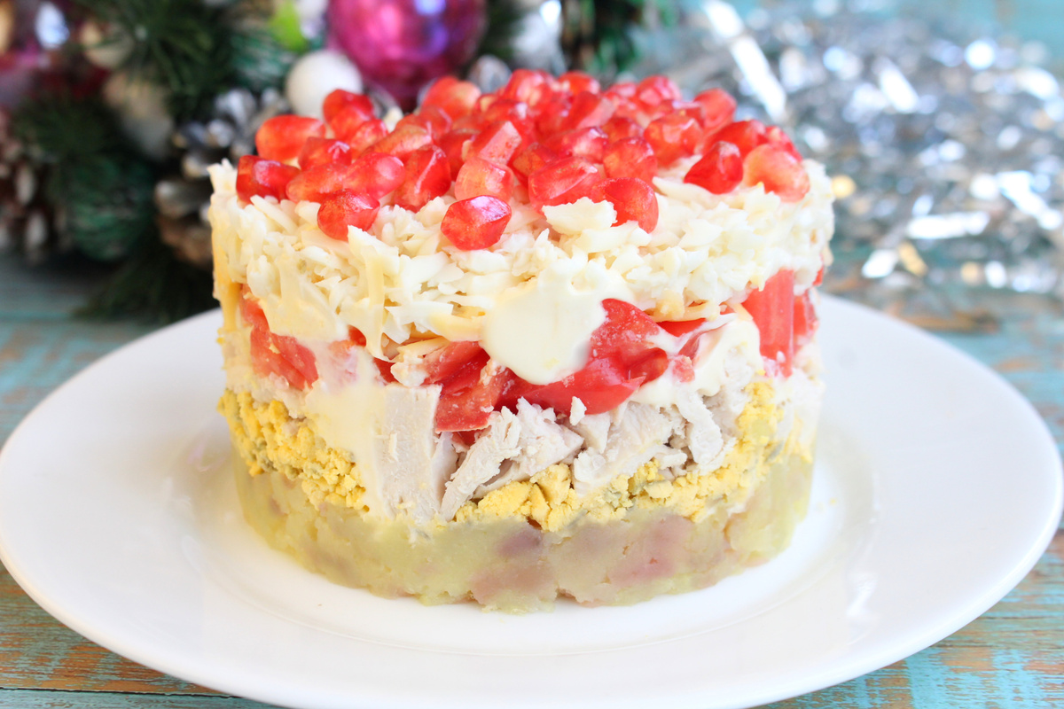 Неповторимый слоеный салат с курицей и гранатами для любого случая