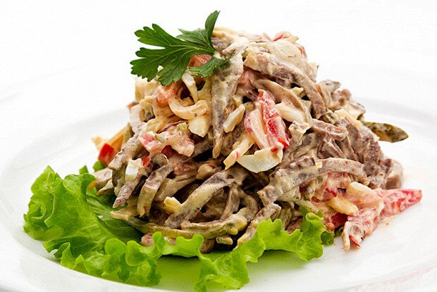 Легкий мясной салат с болгарским перцем и грибами