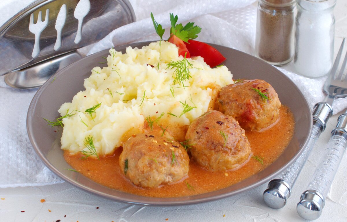 Вкусные тефтели с рисом в сметанно-томатной подливе: секреты простого приготовления