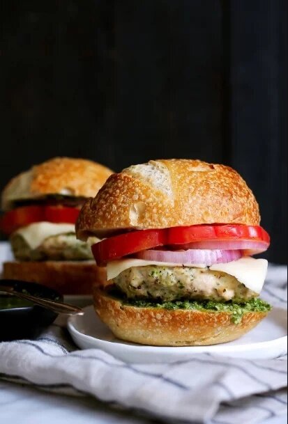 Куриный бургер с песто: легкий и аппетитный рецепт