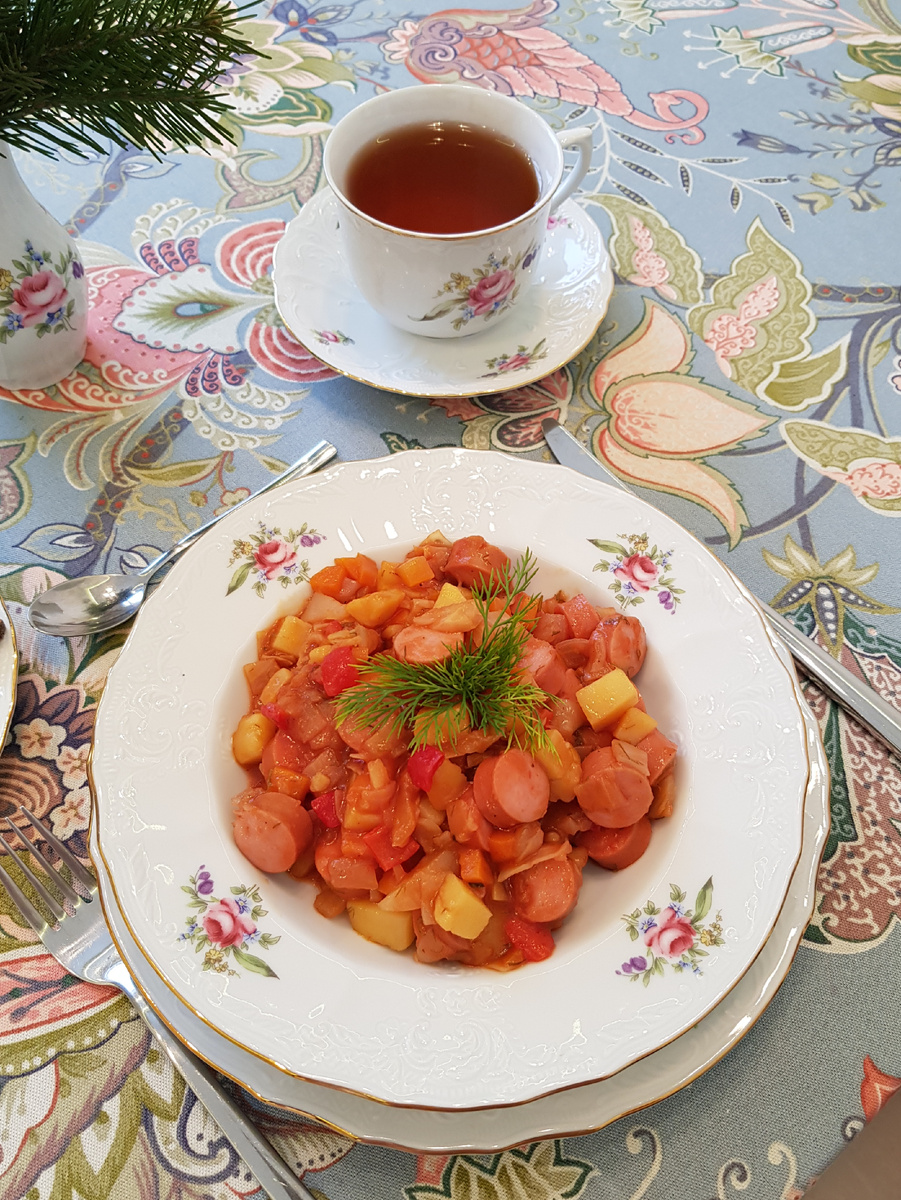 Необычное овощное рагу с сосисками для быстрого ужина