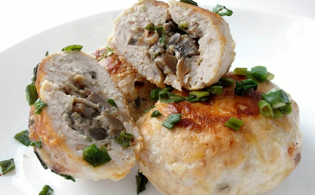 Куриные биточки с грибами: легко и вкусно для всей семьи