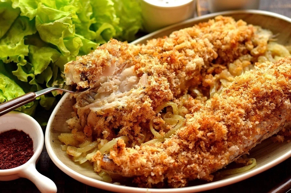 Сочные кусочки минтая, запеченные под хрустящей корочкой