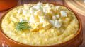Нежная кукурузная каша с сыром и яйцом: отличный вариант для завтрака
