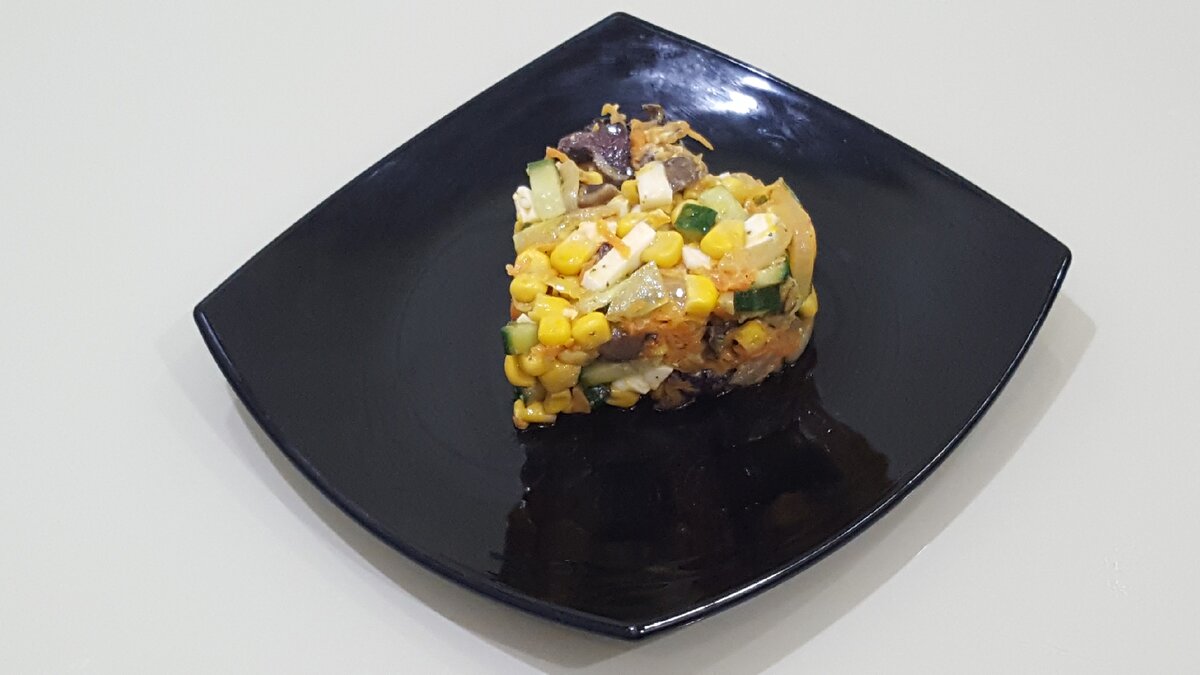 Простой и вкусный салат с кукурузой и грибами без майонеза