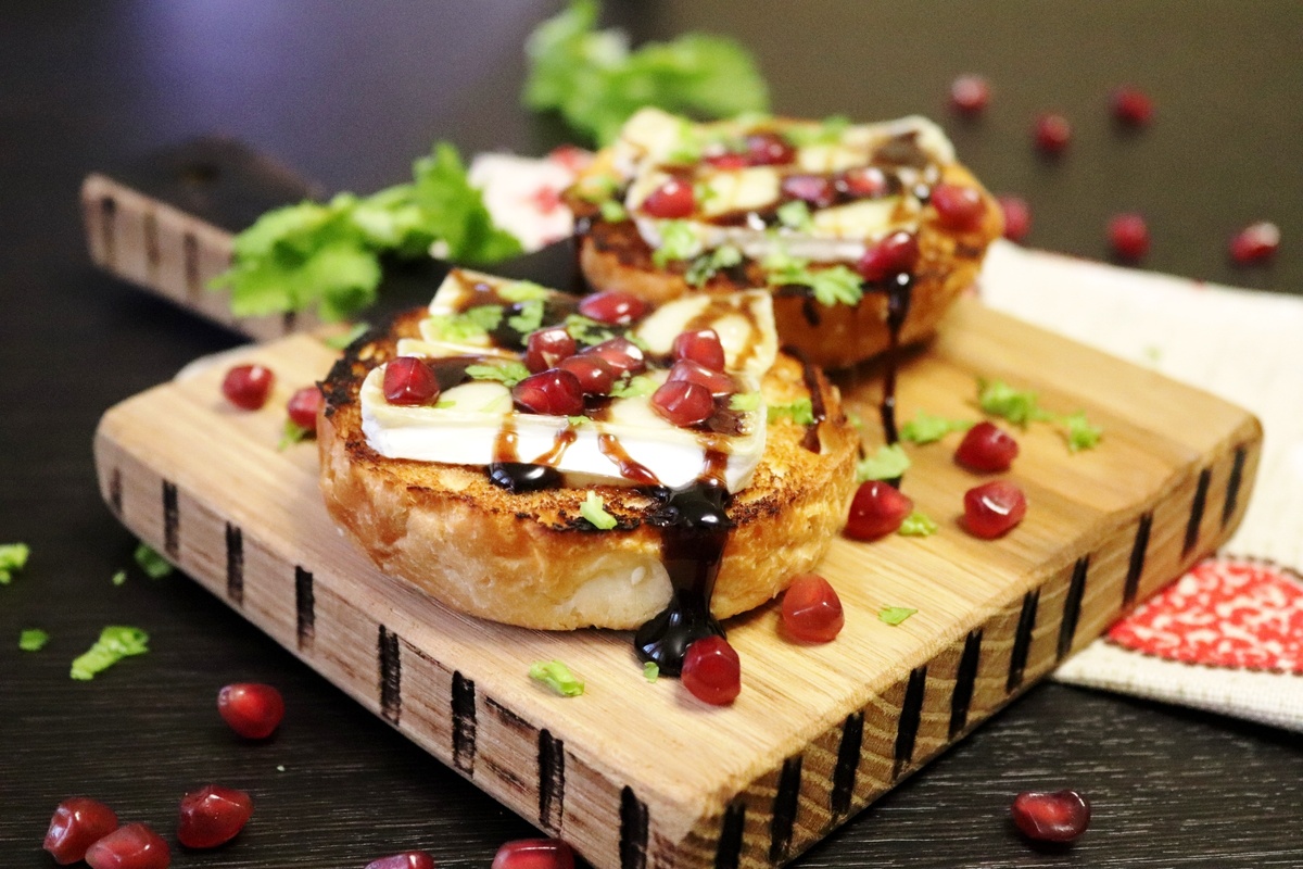 Тосты с сыром и гранатовой глазурью: идеальное сочетание вкуса и стиля