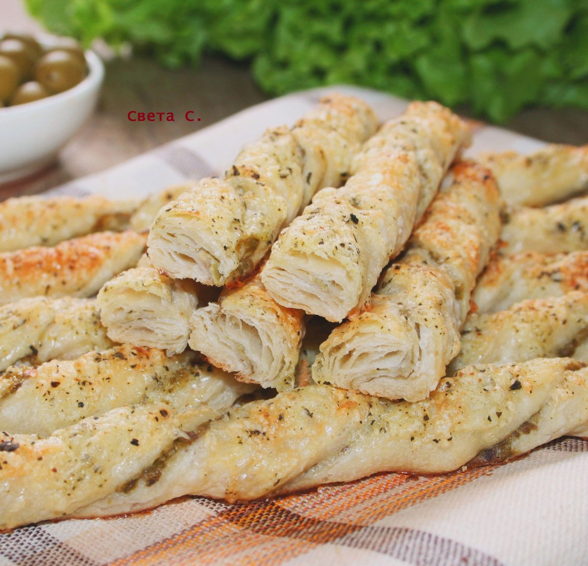 Открывайте вкус Средиземноморья: необычные слоеные палочки с оливками