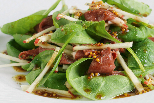 Свежий салат с утиной грудкой и яблоками: идеальный обед