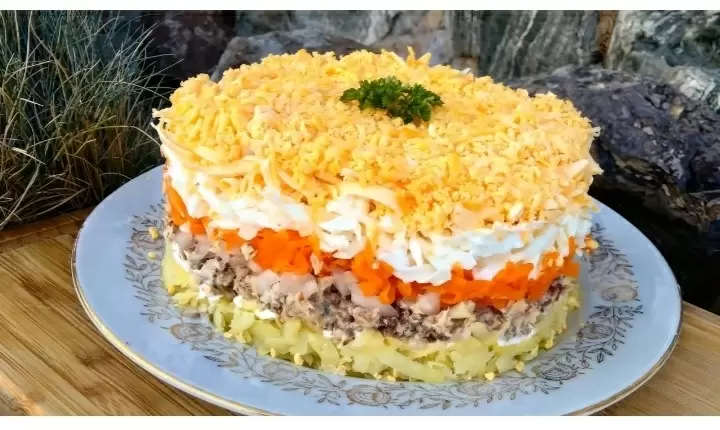 Салат «Мимоза»: разложим слои и выясним, где прячется селедка