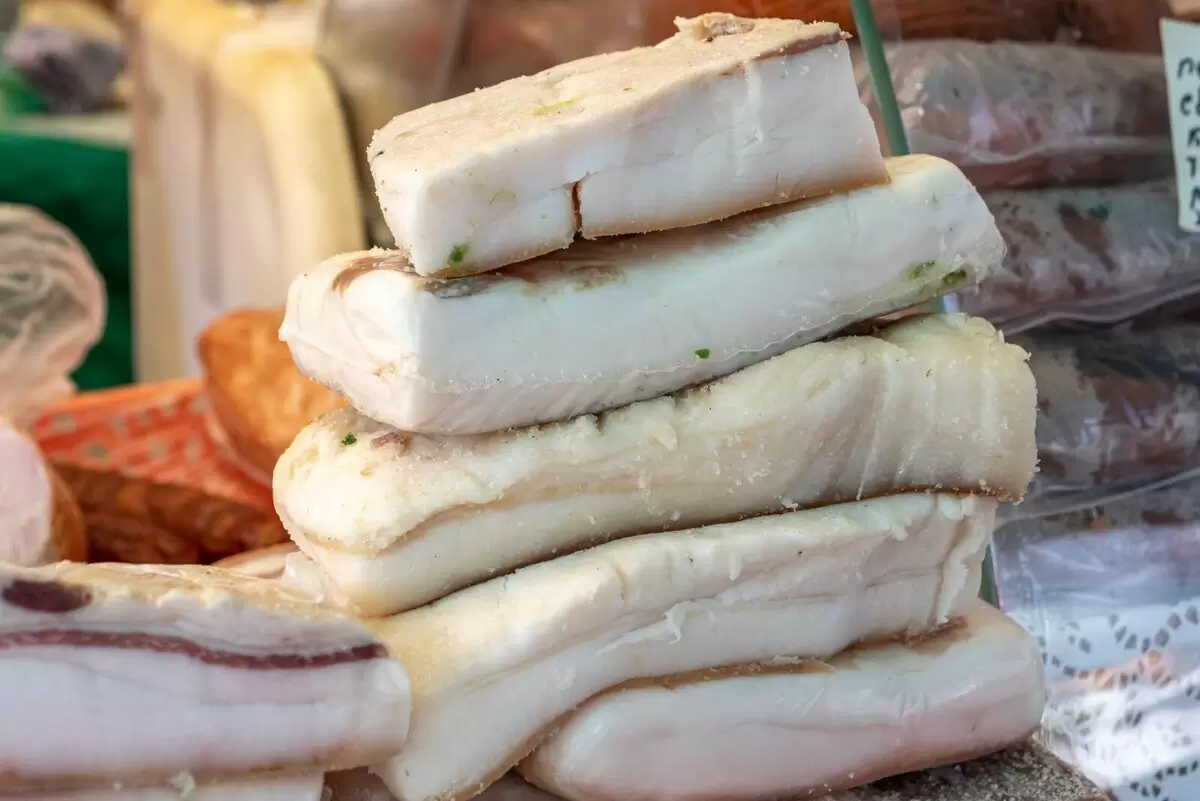 Сало в рационе: польза и риск по мнению диетолога