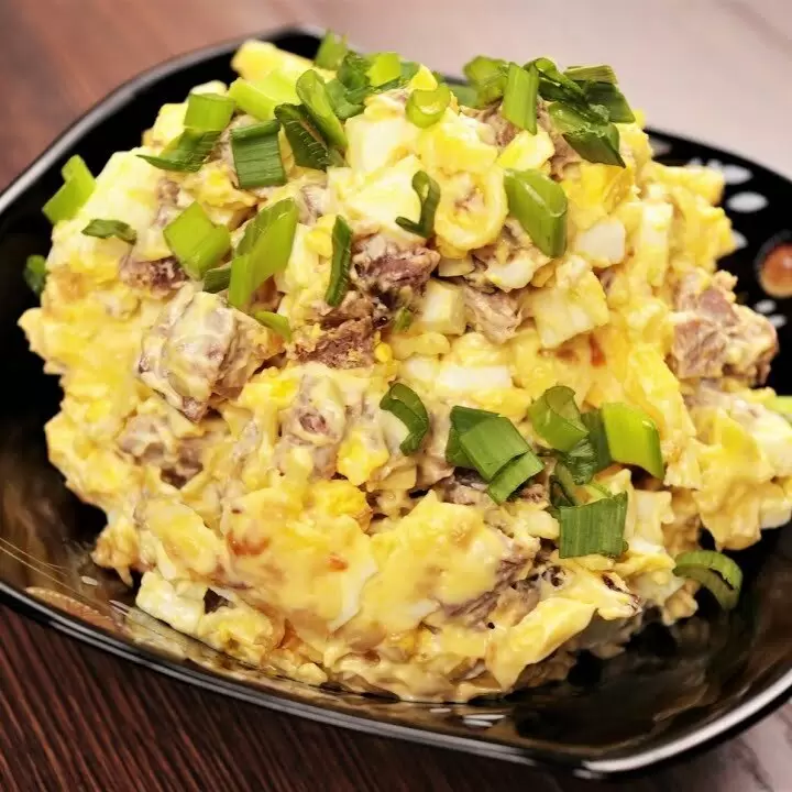 Порадуйте гостей восхитительным мясным салатом