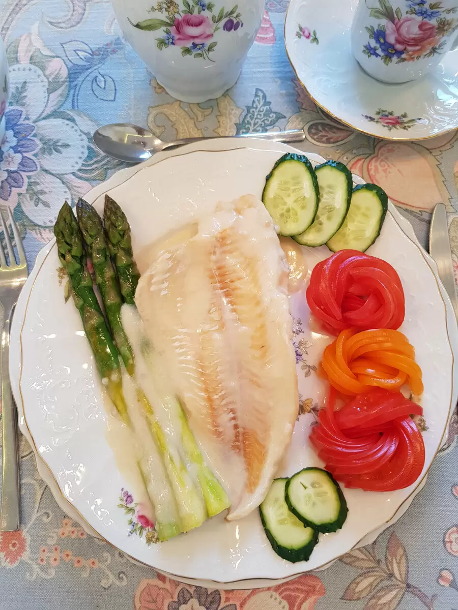 Элегантное блюдо весны: треска со спаржей и горчичным соусом