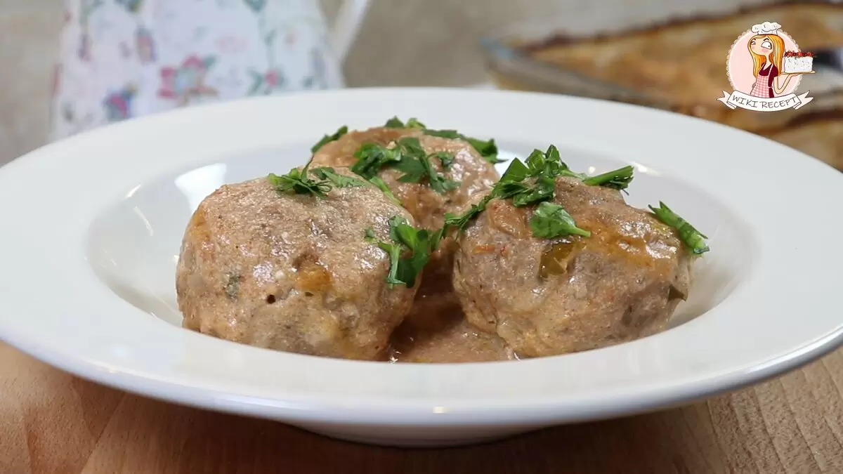 Тефтели с рисом в ароматной подливке: готовим в духовке