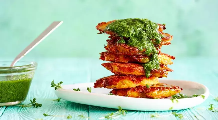 Ароматные тыквенные оладьи с зелёным соусом