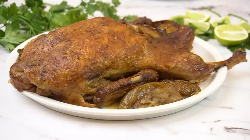 Запеченная утка с яблоками: как удивить гостей на праздничном столе