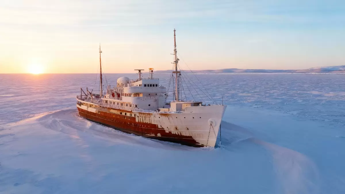 Забытая роскошь во льдах: что скрывает таинственный "Петродворец"