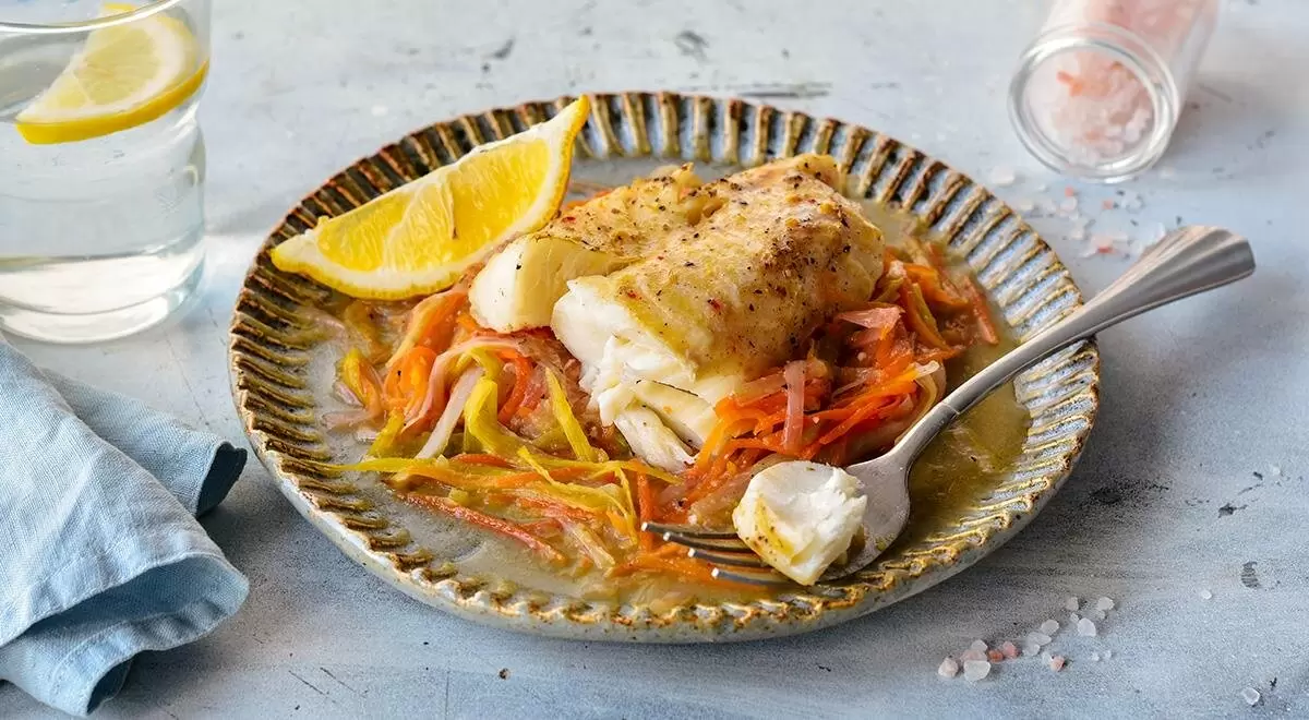 Треска в фольге с морковью и пореем